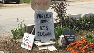 Mezar taşı ile koronavirüs mesajı / Fethiye
