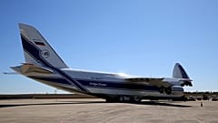 Un avión ruso llevando un cargamento de mascarillas encargadas por Francia a China aterriza en París