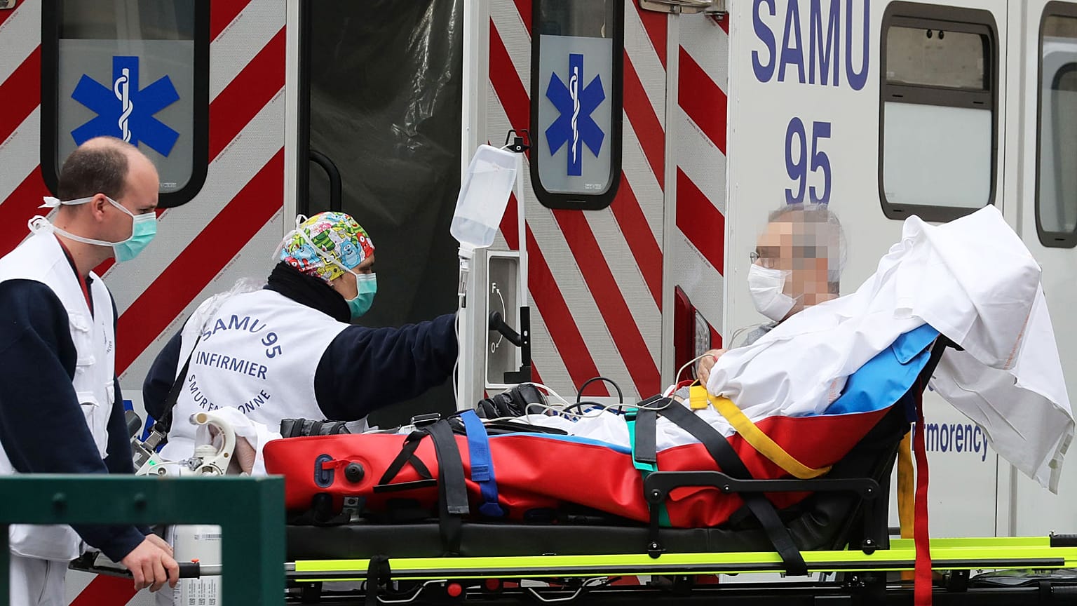 Un patient pris en charge à son arrivée à l'hôpital Lariboisiere à Paris, le 2 avril 2020.