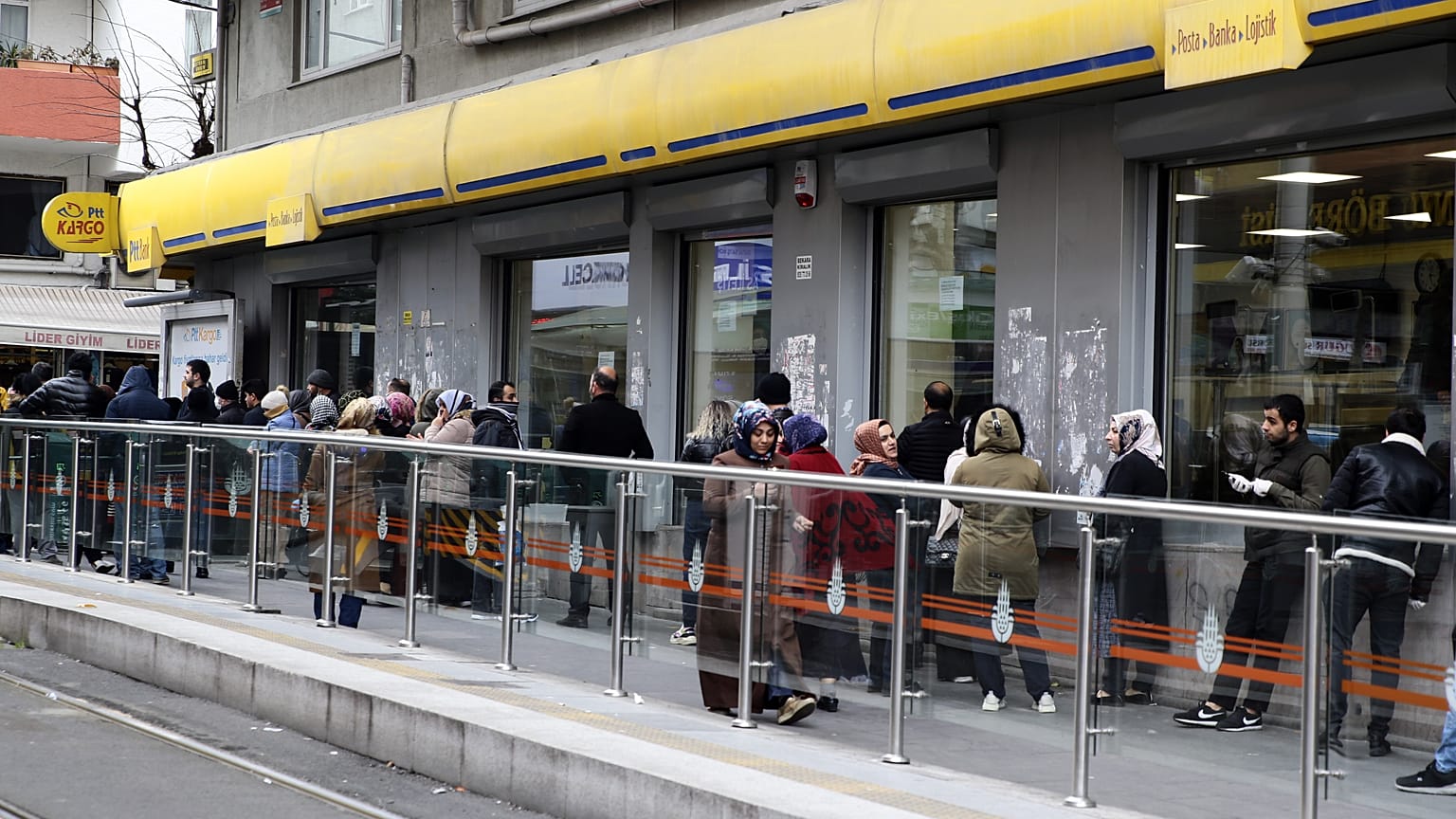 Sosyal mesafe kuralına uyulmayan PTT şubeleri ikinci bir emre kadar kapatıldı