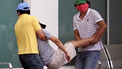 Deux habitants de Guayaquil - Equateur - transportent un corps le 1er avril 2020