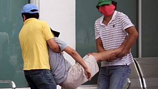 Deux habitants de Guayaquil - Equateur - transportent un corps le 1er avril 2020