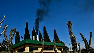 دخان منبعث من محرقة في لوغرونو شمال إسبانيا
