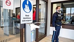 Ein Polizist am Eingang eines Gerichts in Nürnberg, 31. März 2020