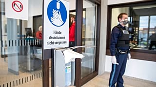 Ein Polizist am Eingang eines Gerichts in Nürnberg, 31. März 2020