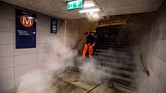 Vízsugárral takarítja a Baross téri aluljáró egyik lépcsőjét a Fővárosi Közterület-fenntartó (FKF) Zrt. munkatársa a koronavírus-járvány miatt 2020. április 1-jére virradóan.