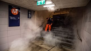 Vízsugárral takarítja a Baross téri aluljáró egyik lépcsőjét a Fővárosi Közterület-fenntartó (FKF) Zrt. munkatársa a koronavírus-járvány miatt 2020. április 1-jére virradóan.