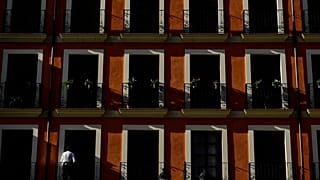 Sceriffi da balcone, crescono le tensioni tra vicini in tutta Europa: "State a casa, idioti!"