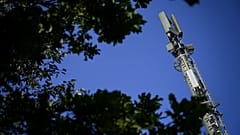 Una antena de red móvil de alta velocidad 5G se muestra cerca de Montpreveyres, en el oeste de Suiza (archivo)