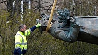 В Праге снесли памятник маршалу Коневу