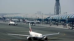 مدرج المطار في مطار دبي الدولي في الإمارات العربية المتحدة
