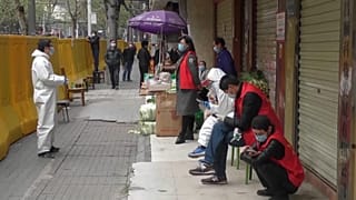 À Wuhan, les commerçants reprennent progressivement leur activité 