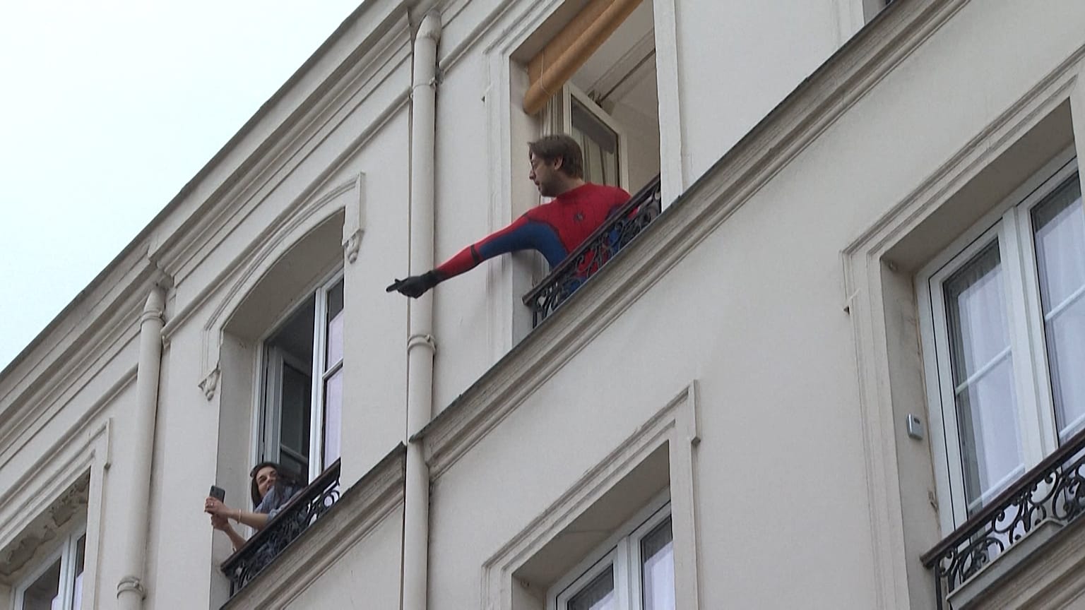 Parisian entertains neighbours with nightly quiz during confinement