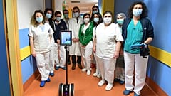 En Italie, les robots viennent en aide aux soignants