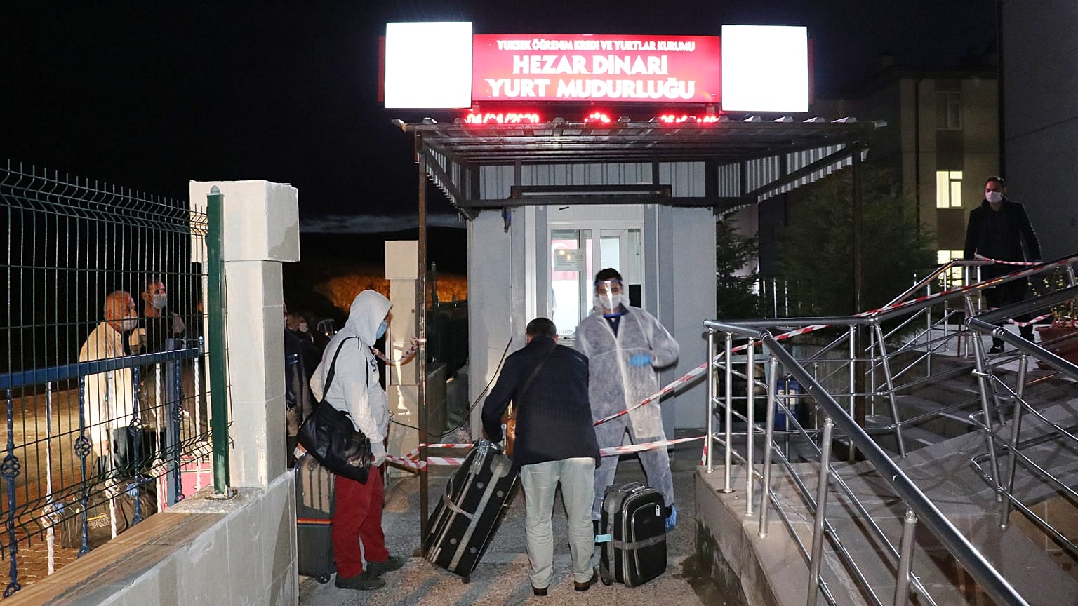 Covid-19 tedbirleri kapsamında işçi olarak çalıştıkları Irak'tan Türkiye'ye getirilen 334 Türk vatandaşı, Kütahya'da öğrenci yurduna yerleştirildi