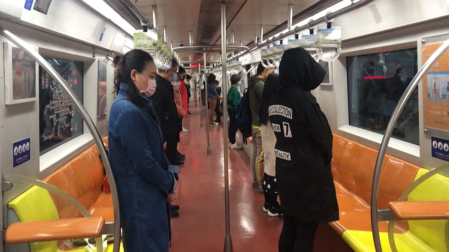 شاهد: وقفة صمت وتنكيس العلم الوطني في الصين حدادا على ضحايا كوفيد-19