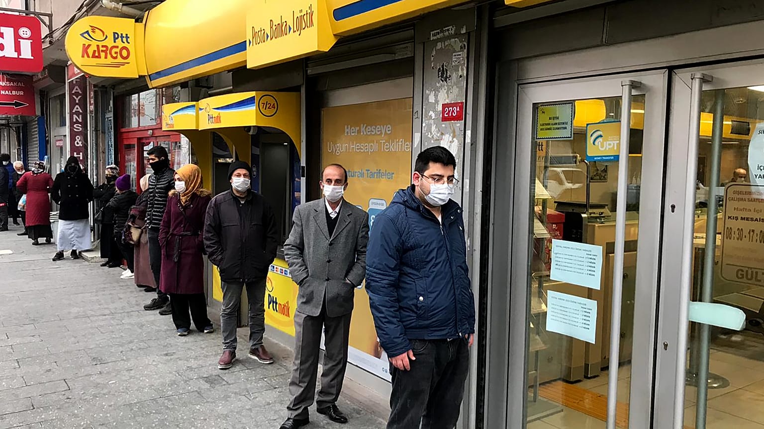  Kısa Çalışma Ödeneği PTT'den yapılıyor. PTT önlerinde sosyal mesafe ve hijyen tedbirleri alındı