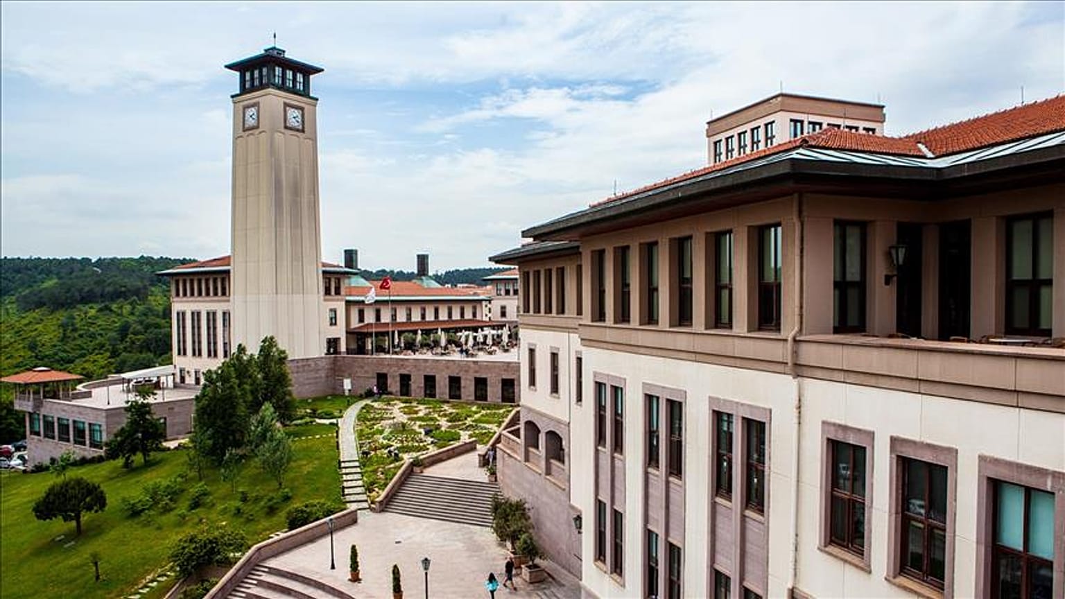 Prof. Mustafa Çilingiroğlu, Koç Üniversitesinden kovulduğunu canlı yayında duyurdu