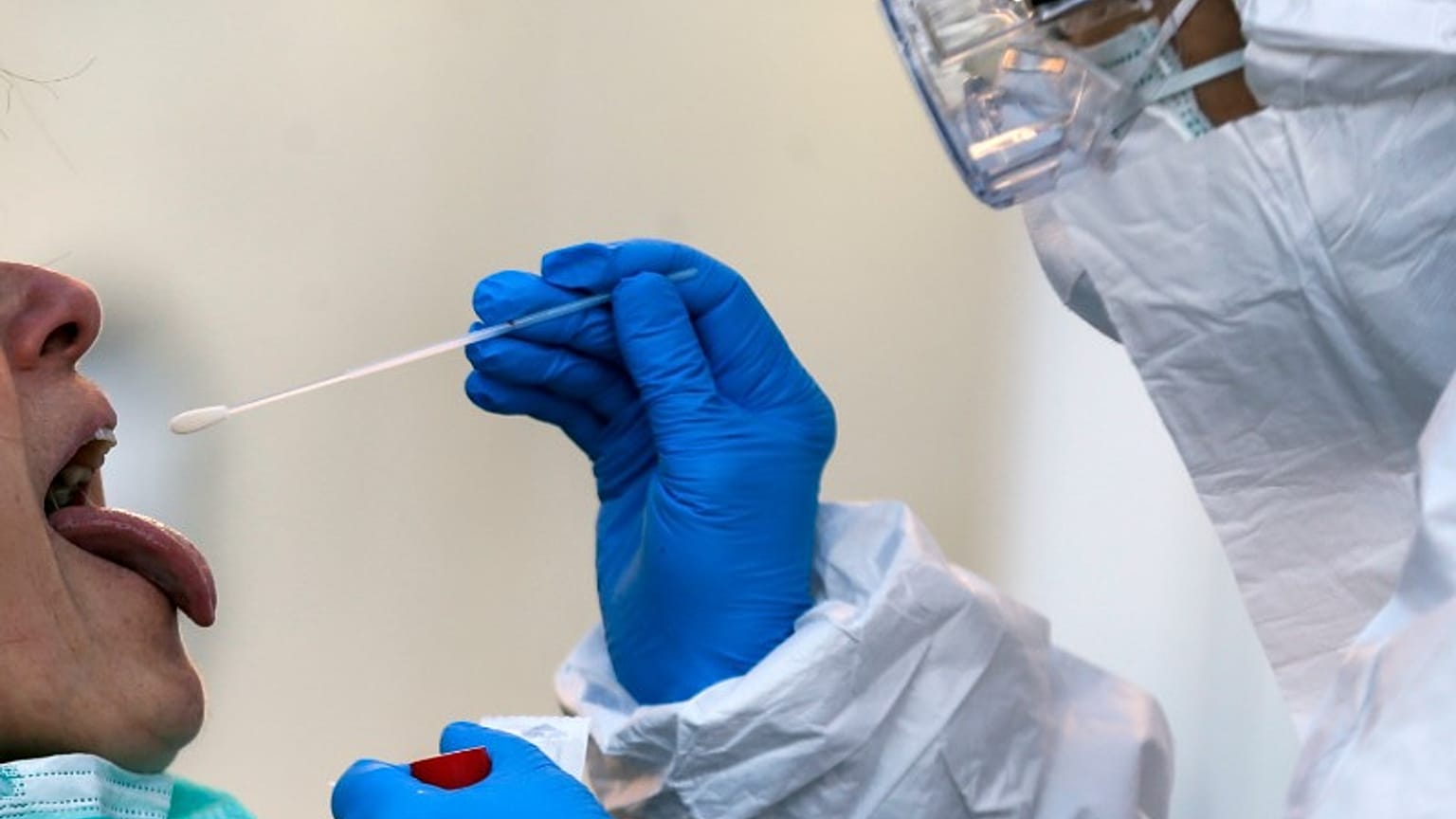Italia: 681 nuovi decessi per Covid-19, 74 persone in meno in terapia intensiva