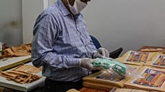 Hindistan'da tekstil atölyeleri aralıksız maske ve önlük üretiyor