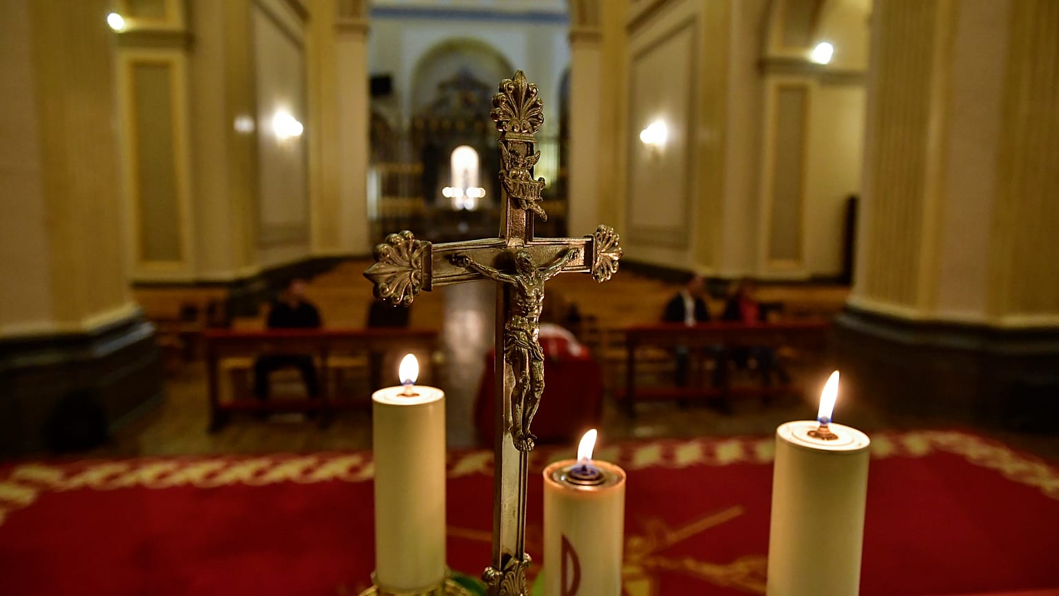 ARCHIVO - Un crucifijo en la iglesia de San Lorenzo, 4/4/2020, Pamplona, España