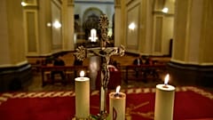 ARCHIVO - Un crucifijo en la iglesia de San Lorenzo, 4/4/2020, Pamplona, España