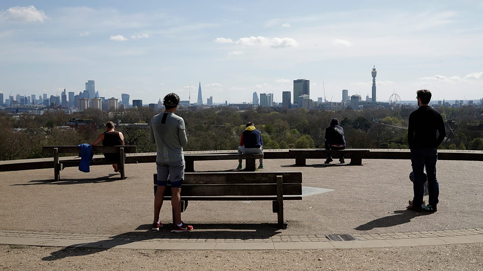 Hiába a kijárási korlátozások, megteltek a londoni parkok 