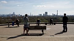 Hiába a kijárási korlátozások, megteltek a londoni parkok 