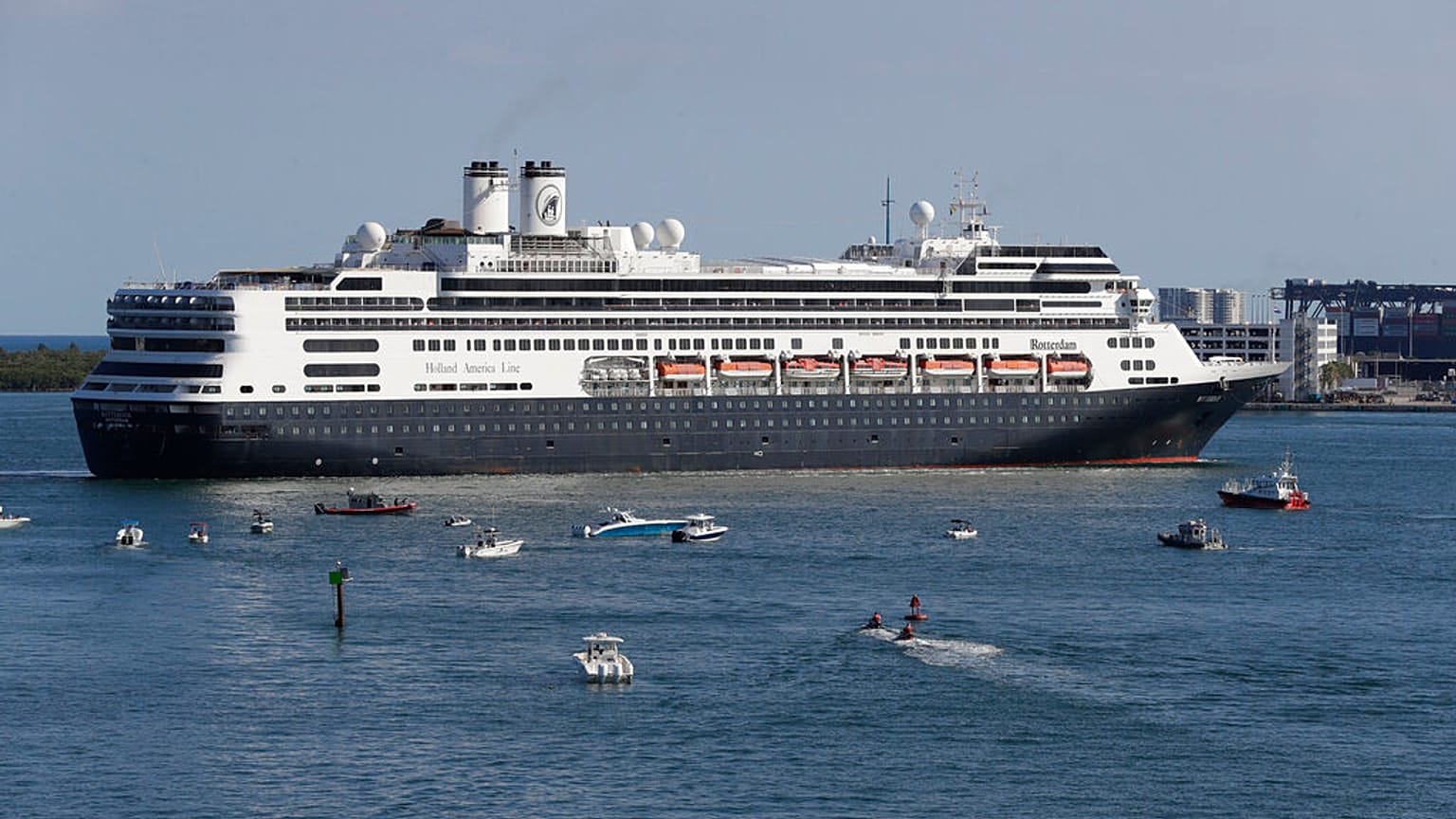 Alman cruise gemisine bilerek çarpan Venezuela donanmasına ait gemi battı