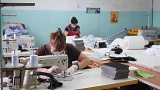 Помочь стране: в Чите люди с ограниченными возможностями шьют маски 