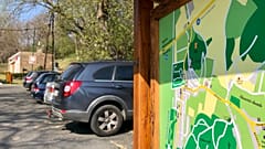 Turisták autói parkolnak egy kirándulóhelyen, 2020. április 5.