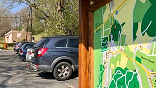 Turisták autói parkolnak egy kirándulóhelyen, 2020. április 5.