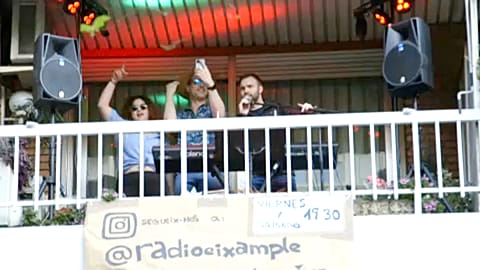 Da klatscht selbst die Polizei: Balkon-Party in Barcelona