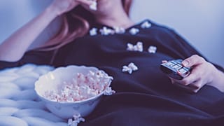 كيف يؤثر فيروس كورونا سلباً على عادات وممارسات الأمريكيين اليومية؟ 