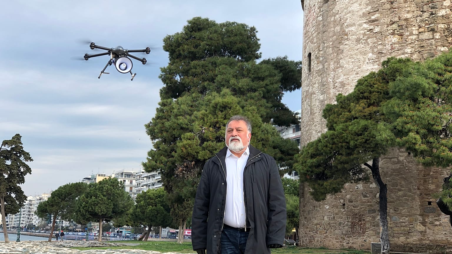 Drone με μεγάφωνο ενημερώνει τον κόσμο στη Θεσσαλονίκη για τον COVID-19	