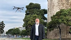 Drone με μεγάφωνο ενημερώνει τον κόσμο στη Θεσσαλονίκη για τον COVID-19	