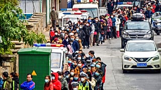 Menschen in Nanning (China) stehen Schlange, um Gesichtsmasken zu kaufen. 29. Januar 2020