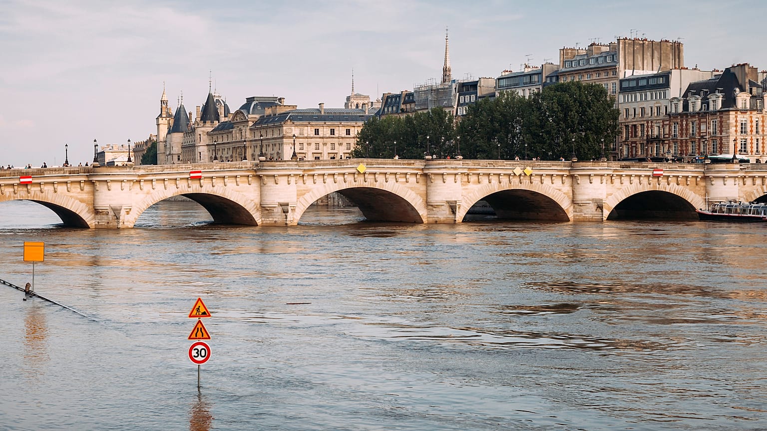 How can big cities adapt to risks of floods?