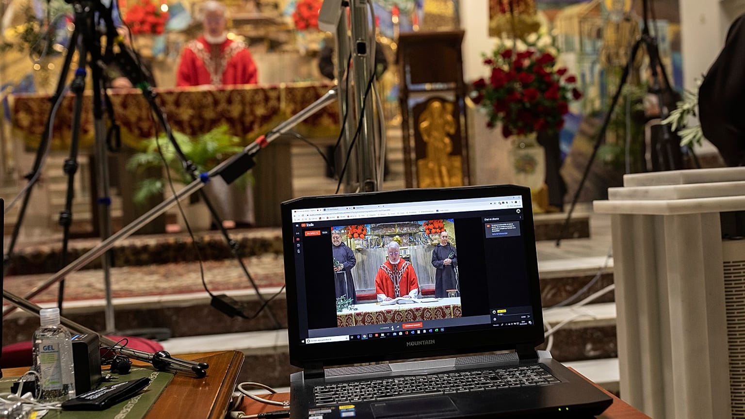 A húsvéti körmenet is az internetre költözik