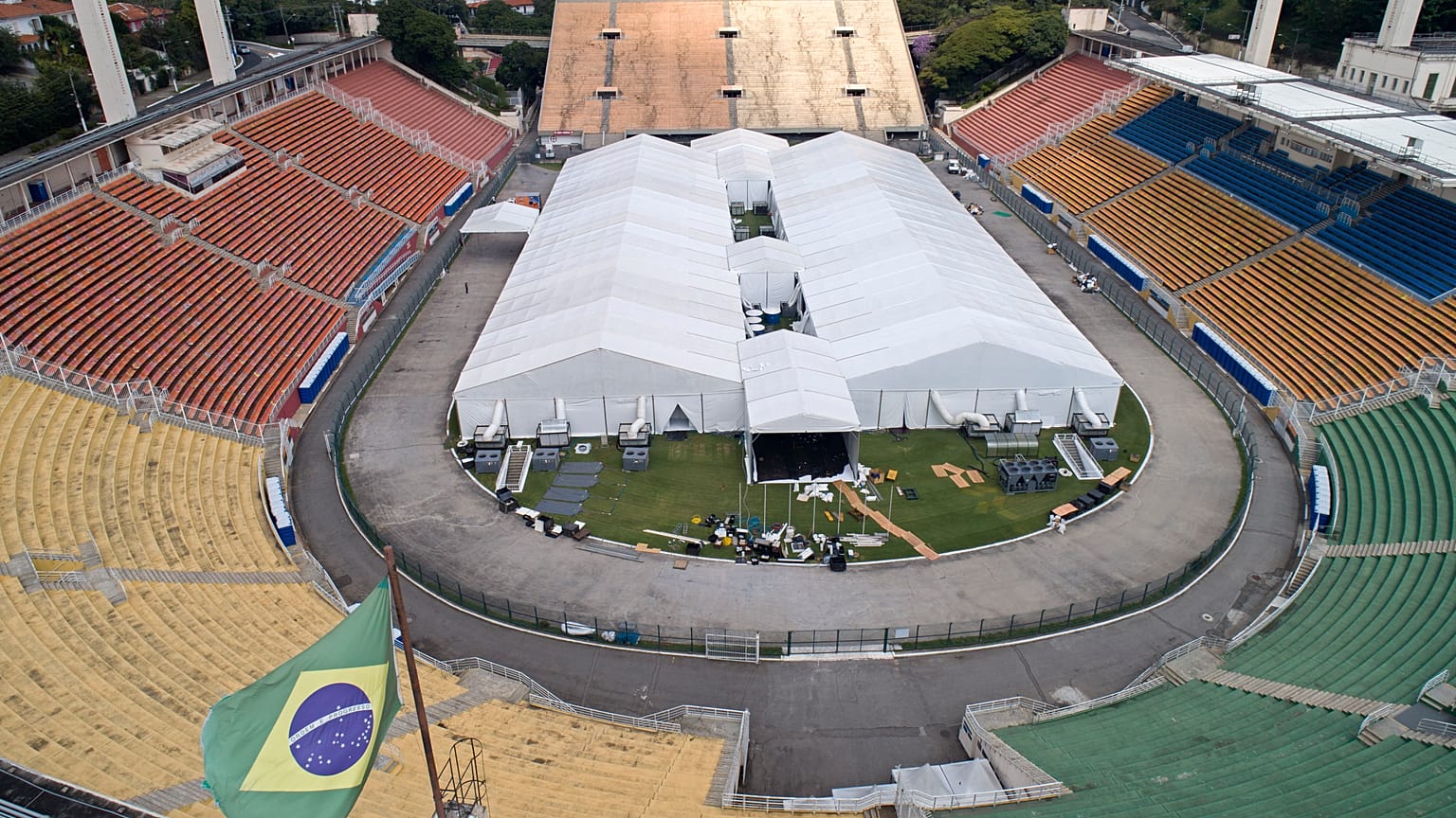 Des travailleurs ont mis en place un hôpital de campagne temporaire pour traiter les patients atteints de COVID-19 à l'intérieur du stade Pacaembu à Sao Paulo, au Brésil.