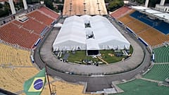 Des travailleurs ont mis en place un hôpital de campagne temporaire pour traiter les patients atteints de COVID-19 à l'intérieur du stade Pacaembu à Sao Paulo, au Brésil.