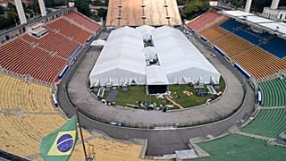 Des travailleurs ont mis en place un hôpital de campagne temporaire pour traiter les patients atteints de COVID-19 à l'intérieur du stade Pacaembu à Sao Paulo, au Brésil.