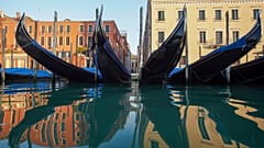 Verlassene Gondeln in Venedig