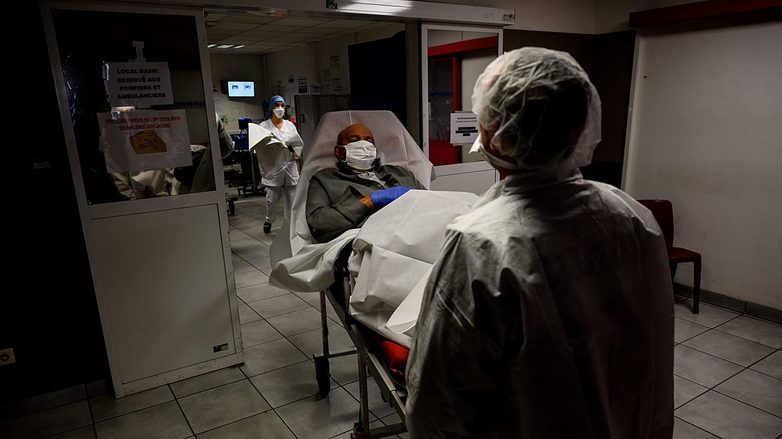 Covid-19 stringe la Francia: 833 morti in 24 ore