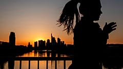 Eine Joggerin genießt das Frühlingswetter in Frankfurt, 6. April 2020