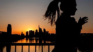 Eine Joggerin genießt das Frühlingswetter in Frankfurt, 6. April 2020