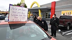 Сотрудники McDonald's: "Мы рискуем нашими жизнями!"  