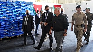 شاهد: الملك عبدالله في زيارة لتفقد مخزون الأردن من المعدات الطبية