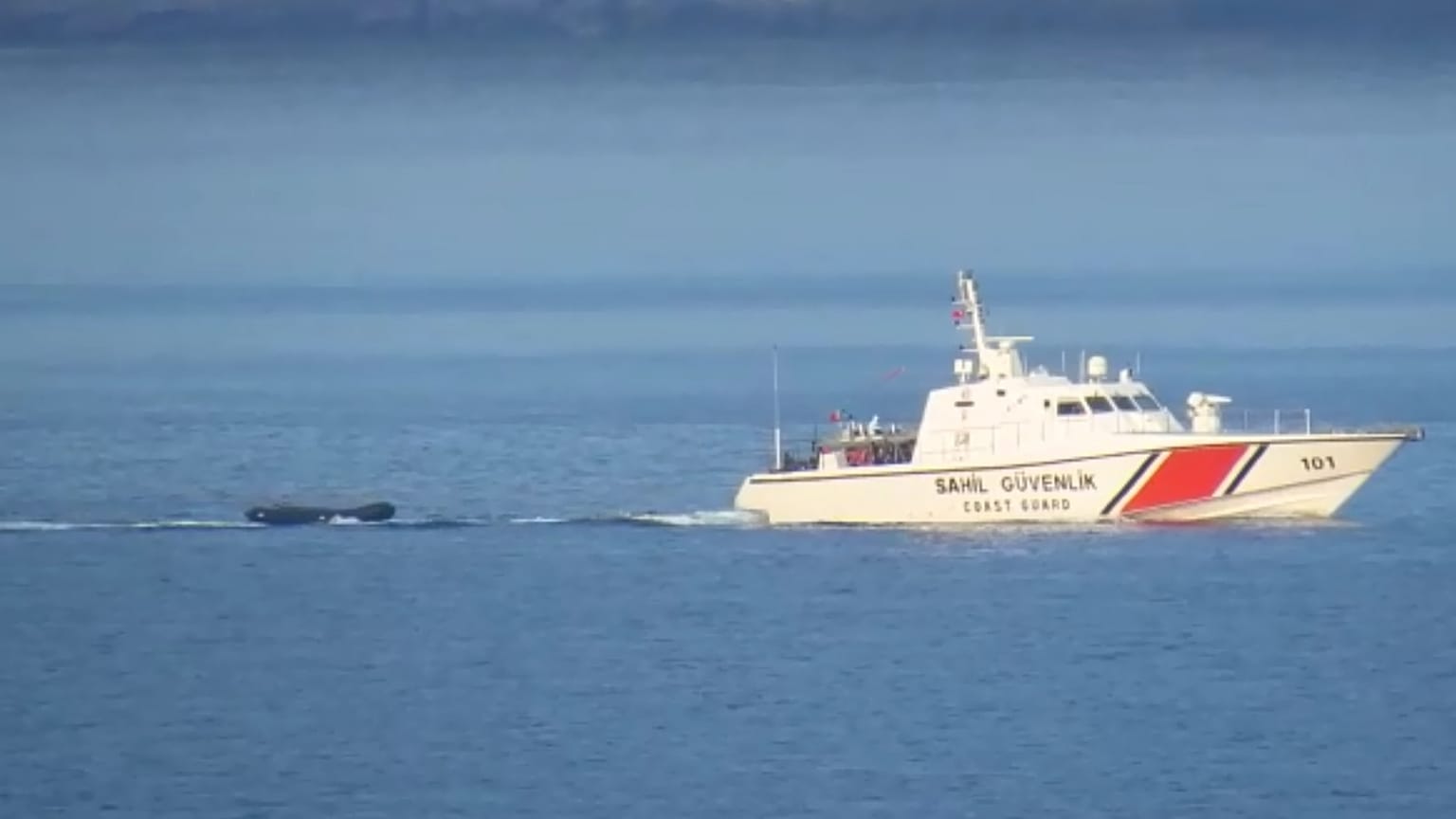 Muğla'da Türk kara sularına geri itilen 17 sığınmacı kurtarıldı