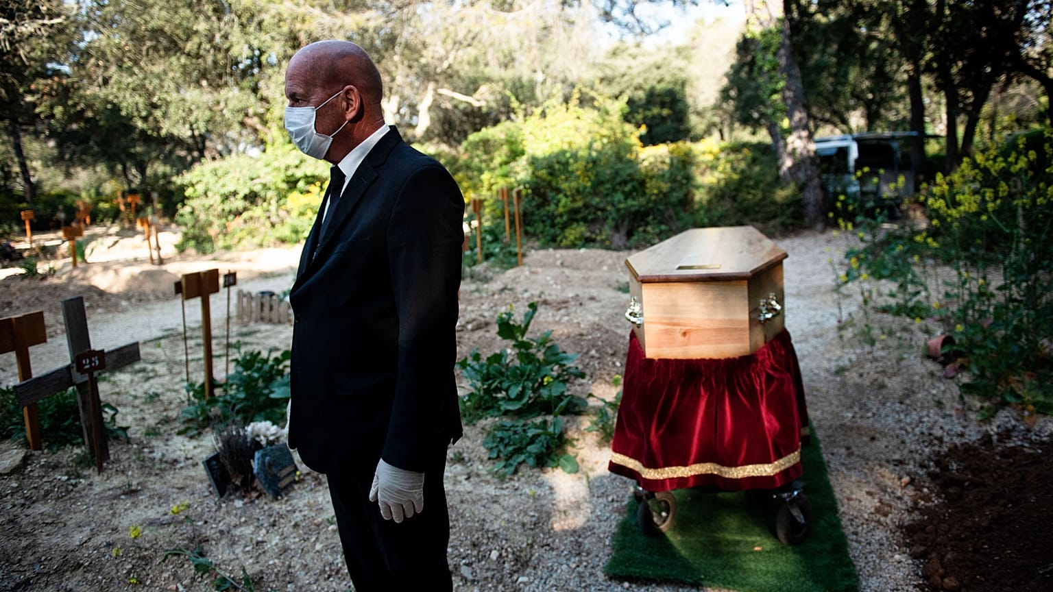 Inhumation dans le cimetière d'Aix-en-Provence, dans le sud de la France, le 7 avril 2020.